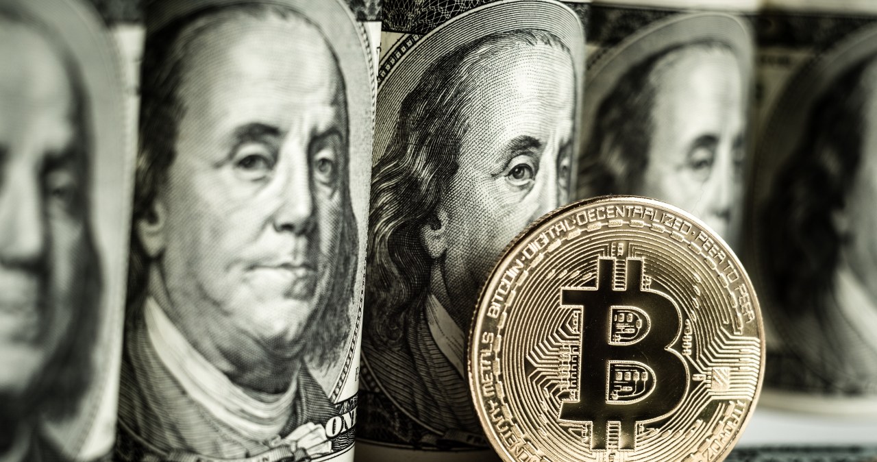 Bitcoin znów droższy. Kryptowaluta receptą na spodziewane kryzysy