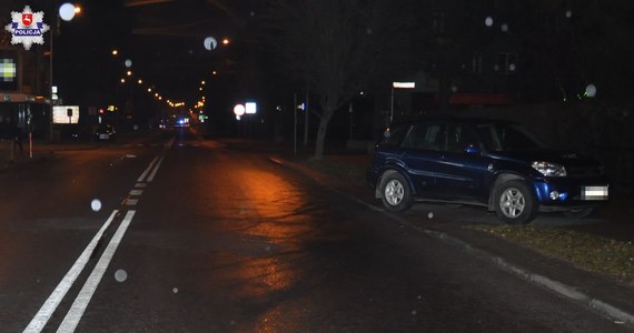 19-latek potrącił na przejściu dla pieszych 34-latkę w Tomaszowie Lubelskim. Całą sytuację widzieli policjanci, którzy od razu ruszyli na pomoc wraz z innymi świadkami. Kobieta trafiła w ciężkim stanie do szpitala.