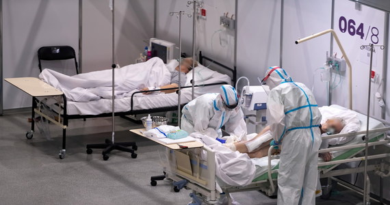 W Polsce stwierdzono 13 115 nowych zakażeń koronawirusem – podało Ministerstwo Zdrowia w poniedziałek. Zmarło kolejnych 18 osób z Covid-19.