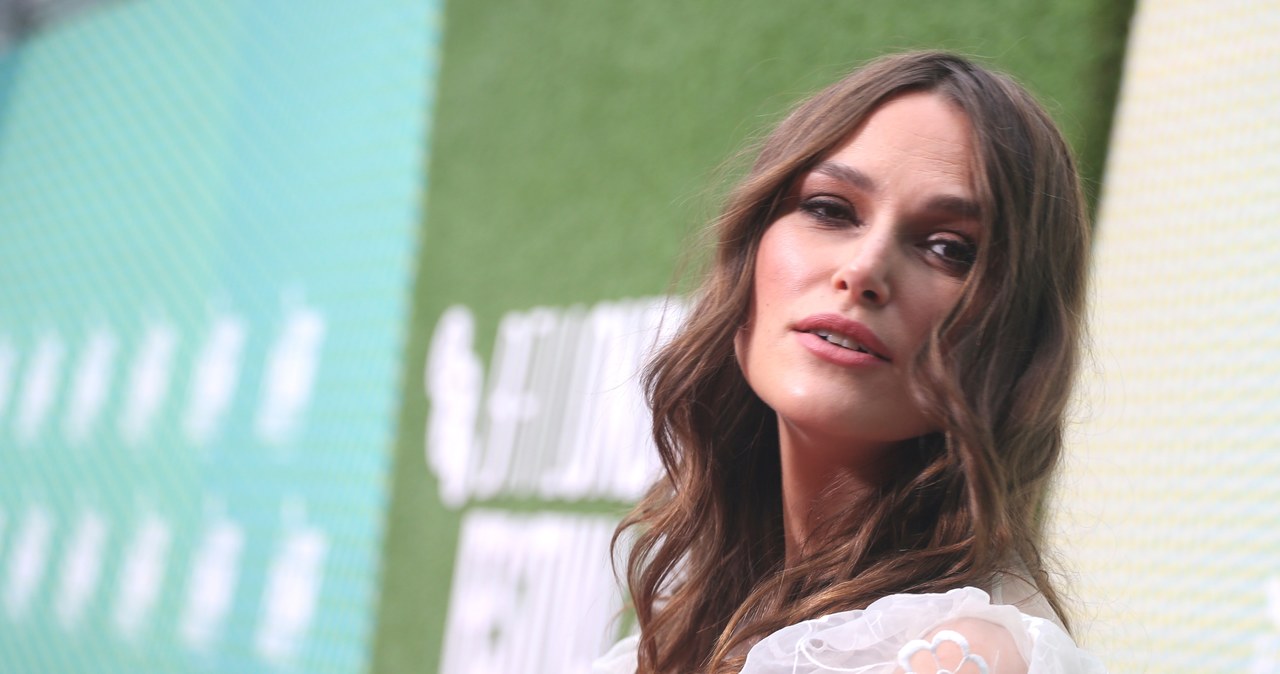 Keira Knightley wraz z rodziną przebywa obecnie na kwarantannie, bo wszyscy zarazili się koronawirusem. Kilkuletnie córki aktorki szybko wracają do zdrowia, a jej mąż przechodzi chorobę bezobjawowo. W najcięższym stanie jest sama aktorka. "Muszę przyznać, że czuję się dość paskudnie" - przyznała. 