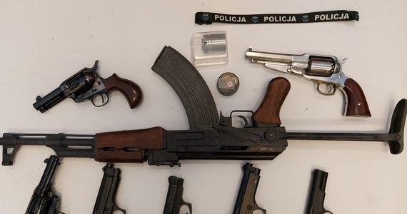 Do aresztu trafili dwaj mieszkańcy powiatów radomszczańskiego i piotrkowskiego, u których znaleziono nielegalną broń i amunicję. Podejrzani usłyszeli zarzuty, za które grozi kara do 8 lat pozbawienia wolności.