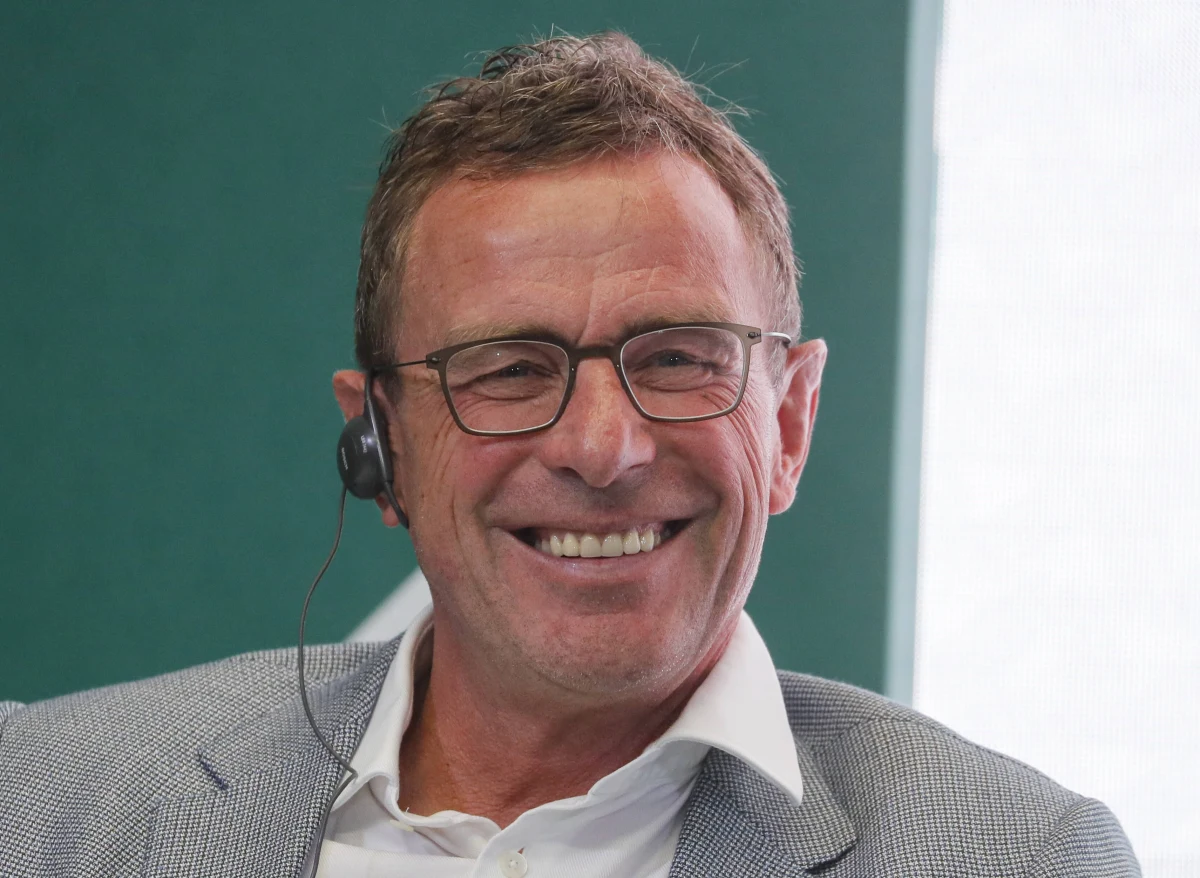 Manchester United oficjalnie ogłosił, że nowym trenerem drużyny został Niemiec Ralf Rangnick. Szkoleniowiec będzie prowadził zespół do końca sezonu, później zostanie konsultantem klubu na następne 2 lata.