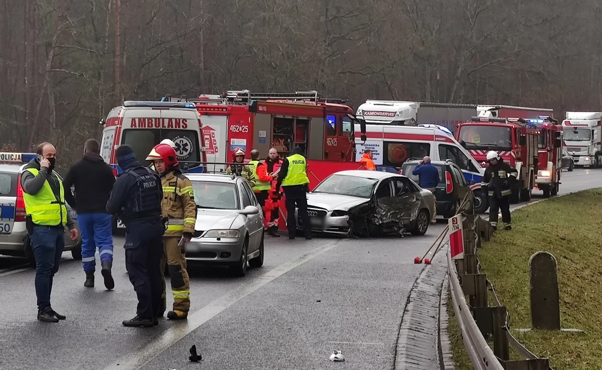 Jedna osoba zginęła w wypadku na drodze krajowej nr 3 na wysokości Międzyzdrojów. Auto osobowe zderzyło się tam z ciężarówką. 