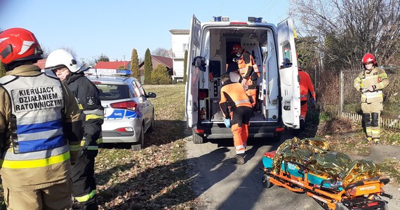 82-letnia mieszkanka Woli Rzędzińskiej koło Tarnowa (Małopolskie) została przygnieciona meblami i przez cztery dni nie mogła się spod nich wydostać. W ostatniej chwili uratowali ją policjanci i strażacy. Seniorka została przewieziona do szpitala.