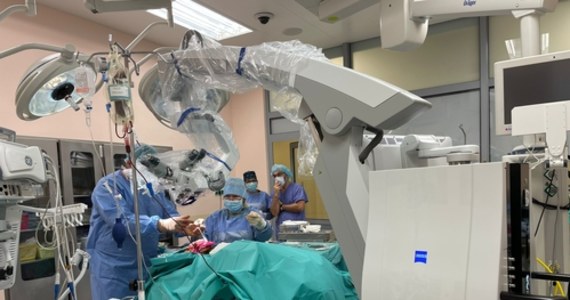 Wojewódzki Specjalistyczny Szpital Dziecięcy w Olsztynie zakupił najnowocześniejszy na świecie mikroskop neurochirurgiczny. Tym samym dołączył do grona nielicznych ośrodków pediatrycznych w Polsce, wyposażonych w ten zaawansowany sprzęt.