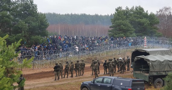 Niektórzy z migrantów są po rosyjskich kursach wojskowych i mogą mieć przeszkolenie bojowe. Po przybyciu na Białoruś próbują przekraczać granicę RP – poinformował rzecznik ministra koordynatora służb specjalnych Stanisław Żaryn. Dodał też, że wśród migrantów, którzy ostatnio przybywają na Białoruś pojawiają się Afgańczycy, którzy od dłuższego czasu mają powiązania z terytorium Rosji.