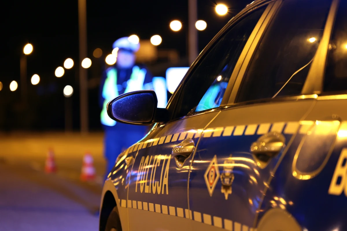 Do szpitala trafiła 14-latka ofiara wypadku pod Namysłowem. Jak wynika z informacji przekazanych przez policję, 40-latek jechał boczną i nieoświetloną drogą w województwie opolskim, kiedy w pewnym momencie najechał na dziewczynę leżącą na jezdni. Nastolatka nie miała na sobie żadnych elementów odblaskowych. Kierowca - przyznał - że początkowo nie był świadomy tego, co się stało