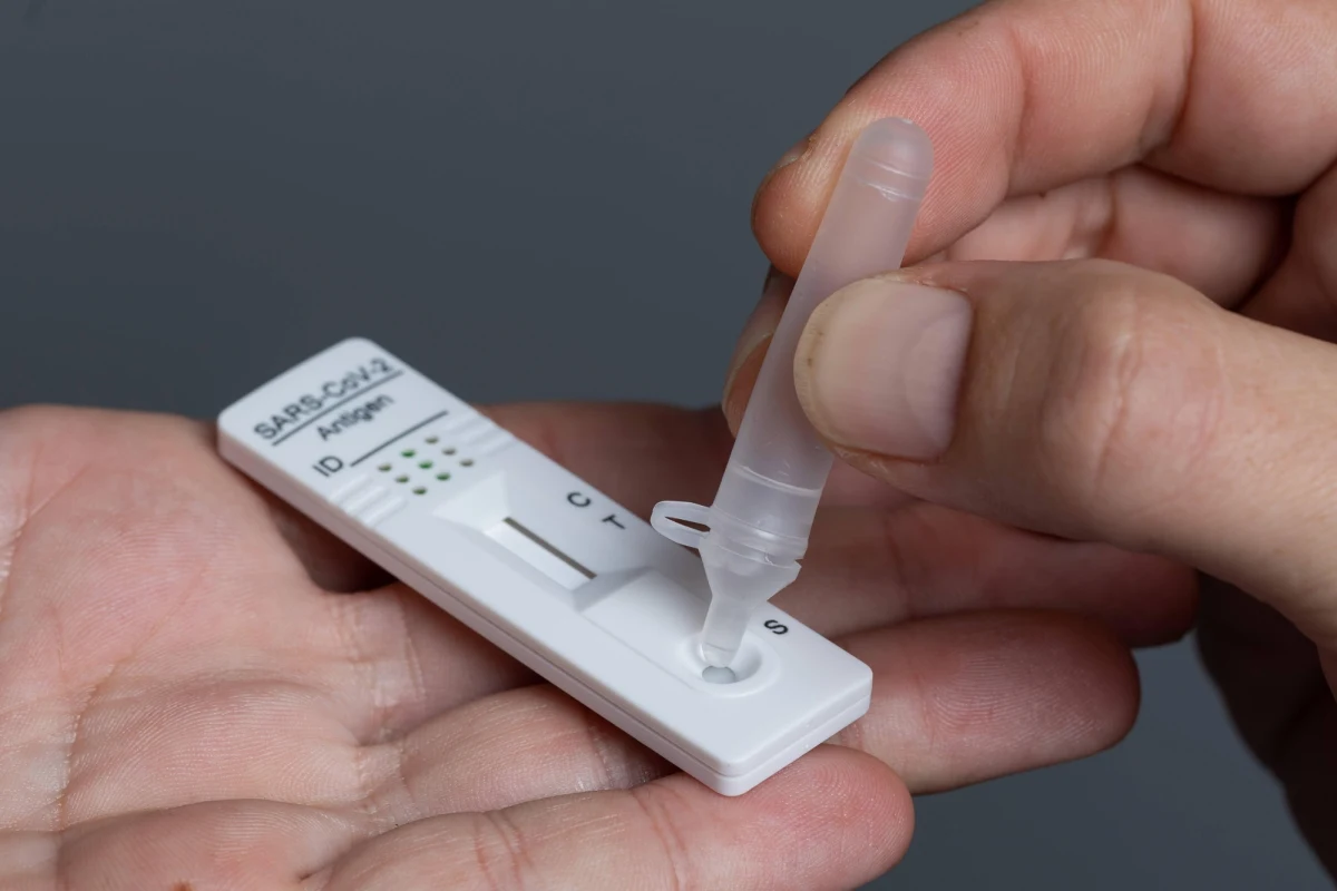 Od poniedziałku na Słowacji obowiązują testy dla pracowników, którzy nie mają zaświadczenia o szczepieniach lub przebytej chorobie Covid-19. Zakłady pracy skarżą się na brak testów i zbyt późno wydane instrukcje władz dotyczące nowego obowiązku.