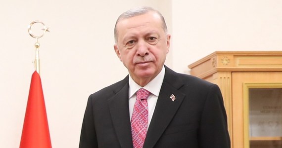 Prezydent Recep Tayyip Erdogan powiedział w poniedziałek, że Turcja jest gotowa do przewodniczenia mediacjom pomiędzy Rosją a Ukrainą - podała Agencja Reutera, powołując się na tureckie kanały informacyjne.