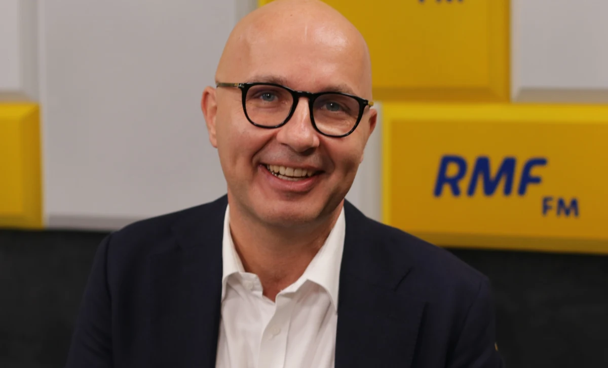 „Każdy sędzia jest również obywatelem i może brać udział w zgromadzeniach publicznych, w różnych uroczystościach” – tak udział części sędziów w szóstych urodzinach Komitetu Obrony Demokracji skomentował w Porannej rozmowie w RMF FM Robert Kropiwnicki. „Jeżeli uważali, że warto, proszę bardzo” – dodał poseł Platformy Obywatelskiej. „KOD to organizacja społeczna, która nie sprawuje władzy. To nie była impreza Platformy Obywatelskiej. Komitet Obrony Demokracji w dużej mierze broni również niezależności sądów, więc dlaczego nie mogą być na tych (urodzinach - przyp. red.) sędziowie?” – pytał polityk. 