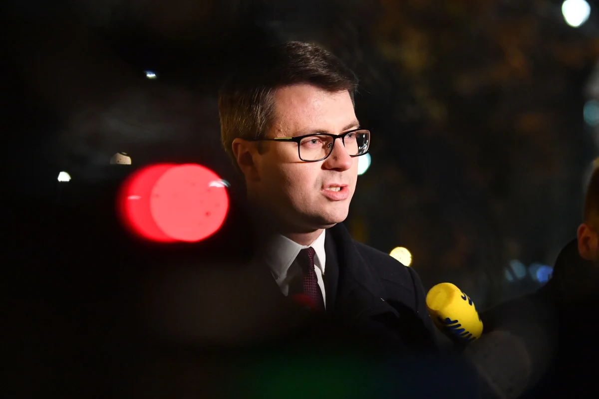 Spotkanie premiera Mateusza Morawieckiego z przedstawicielami klubów i kół parlamentarnych dotyczyło trudnej sytuacji geopolitycznej; odbywało się w atmosferze dużego zrozumienia powagi sytuacji - powiedział po spotkaniu rzecznik rządu Piotr Müller. Bardziej informacyjne niż decyzyjne - tak politycy opozycji komentują swoje spotkanie z premierem. Dyskusja partyjnych liderów z szefem rządu o sytuacji geopolitycznej i kryzysie na polsko-białoruskim pograniczu trwała niemal 3 godziny.