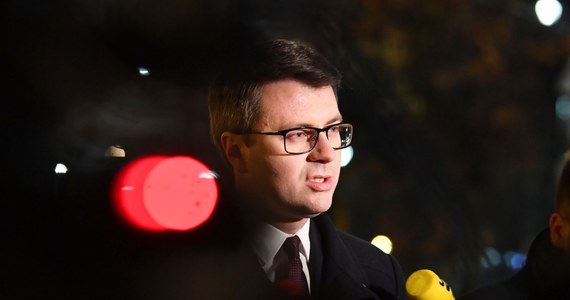 Spotkanie premiera Mateusza Morawieckiego z przedstawicielami klubów i kół parlamentarnych dotyczyło trudnej sytuacji geopolitycznej; odbywało się w atmosferze dużego zrozumienia powagi sytuacji - powiedział po spotkaniu rzecznik rządu Piotr Müller. Bardziej informacyjne niż decyzyjne - tak politycy opozycji komentują swoje spotkanie z premierem. Dyskusja partyjnych liderów z szefem rządu o sytuacji geopolitycznej i kryzysie na polsko-białoruskim pograniczu trwała niemal 3 godziny.