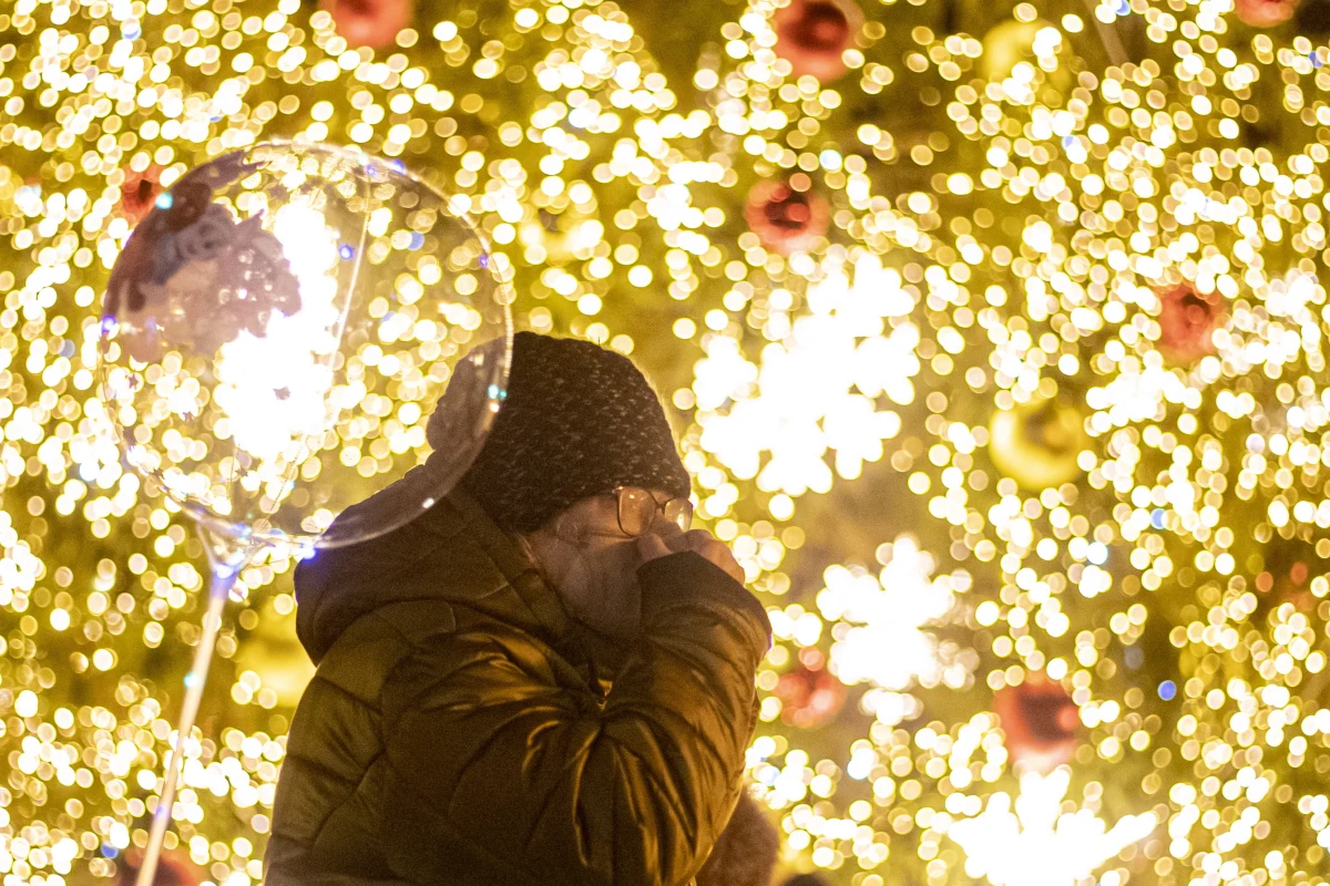 W Faktach RMF FM zadajemy dzisiaj pytanie, czy święta Bożego Narodzenia będą w tym roku znów pod znakiem restrykcji. Na pewno od jutra co najmniej do 17 grudnia obowiązywać będzie pakiet alertowy obostrzeń przygotowany przez Ministerstwo Zdrowia. To reakcja na kolejne przypadki nowej mutacji koronawirusa Omikron potwierdzane w Europie.