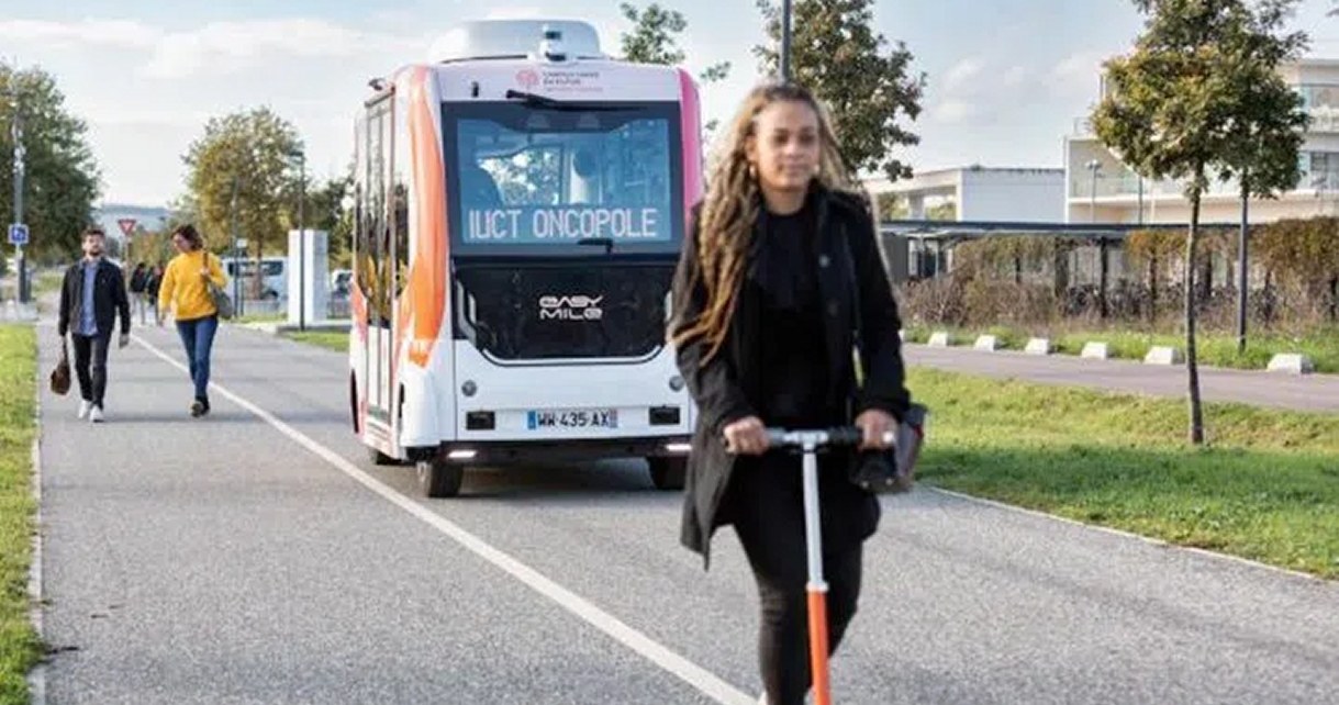 EZ10 od firmy EasyMile rozpoczął regularne przejazdy po tuluskich uliczkach, by pokazać, że takie pojazdy to przyszłość metropolii, dzięki którym będzie można ograniczyć problem korków i zanieczyszczenia powietrza.