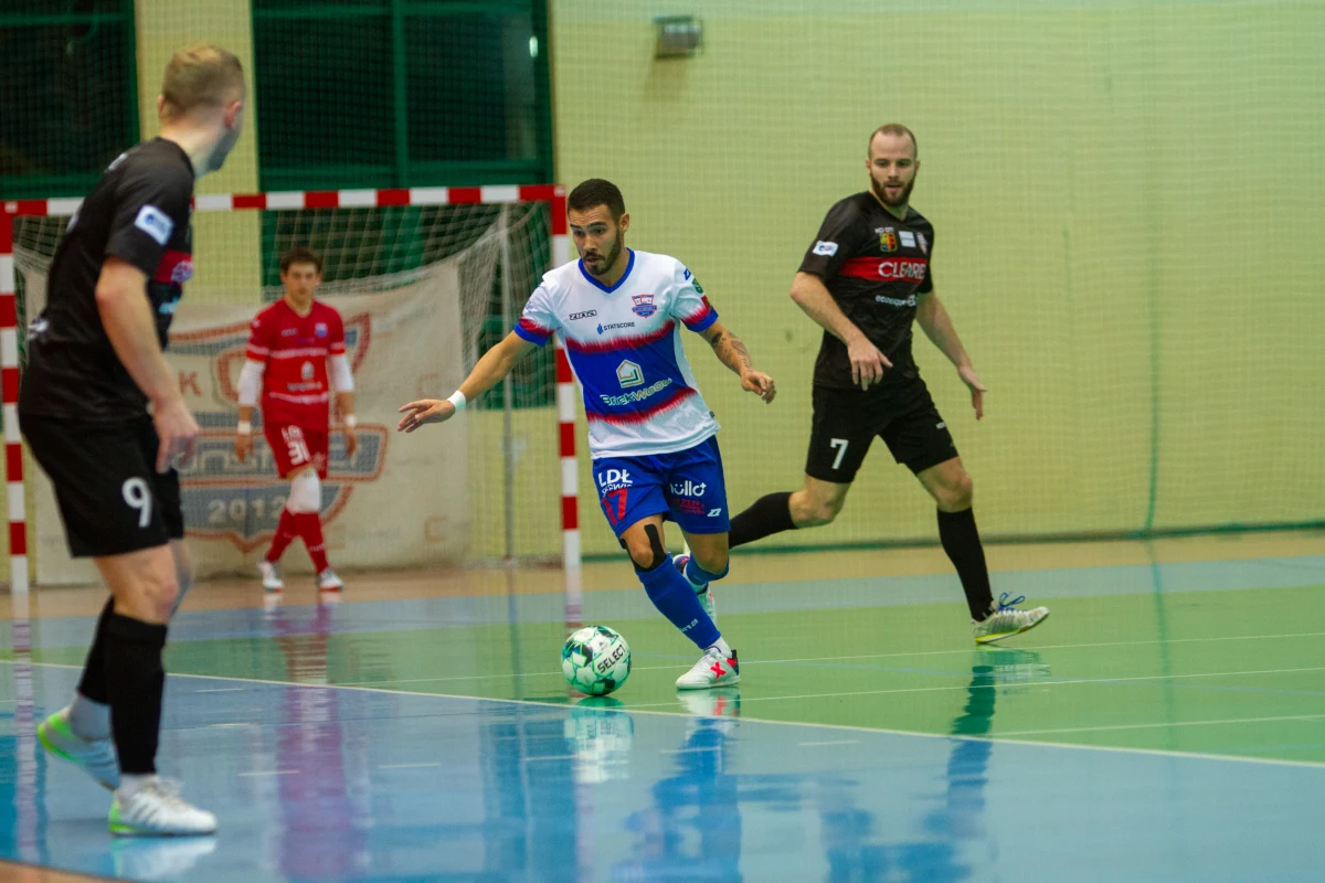 W 13. kolejce STATSCORE Futsal Ekstraklasy zdecydowanie nie zabrakło bramek. W sumie padło ich aż 61. Poza tym byliśmy też świadkami niespodziewanych wyników, dzięki czemu doszło do roszad na kluczowych pozycjach.