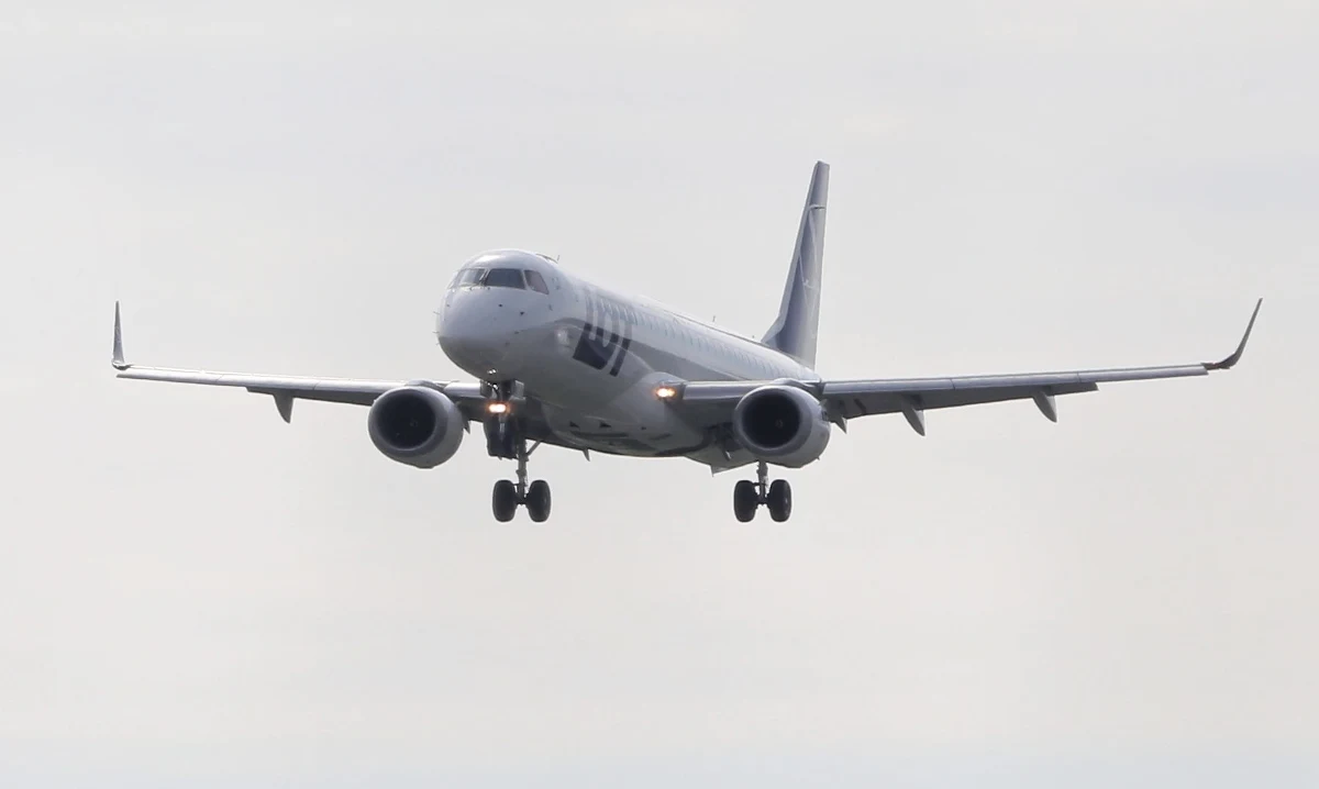 Od wtorku 30 listopada do 13 grudnia ma obowiązywać zakaz lądowania w Polsce samolotów z lotnisk położonych w siedmiu państwach znajdujących się na południu Afryki - wynika z rozporządzenia w sprawie zakazów w ruchu lotniczym opublikowanego w poniedziałek wieczorem w Dzienniku Ustaw.