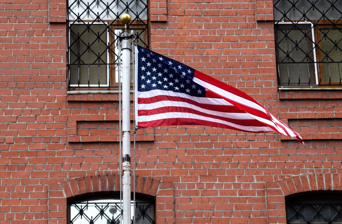 Wicerzeczniczka Departamentu Stanu Jalina Porter potwierdziła w poniedziałek informacje, że 27 rosyjskich dyplomatów wraz z rodzinami będzie musiało opuścić kraj do 30 stycznia. Stwierdziła, że jest to następstwo decyzji podjętych rok temu i analogicznych do tych rosyjskich, ograniczających czas pracy dyplomatów do trzech lat.