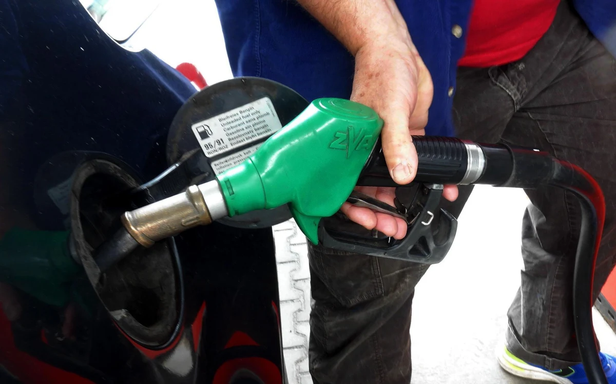 ​Obniżka akcyzy, zrezygnowanie z VAT-u, brak opłaty emisyjnej. To założenia dotyczące paliw zawarte w tarczy antyinflacyjnej, która została przedstawiona w czwartek przez premiera Mateusza Morawieckiego. Czy spadki cen paliw rzędu 30 groszy na litrze - jak zapowiada szef rządu - są realne? Czy "Black Friday" na rynku ropy naftowej przeniesie się na niższe ceny na stacjach benzynowych?