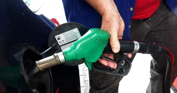 ​Obniżka akcyzy, zrezygnowanie z VAT-u, brak opłaty emisyjnej. To założenia dotyczące paliw zawarte w tarczy antyinflacyjnej, która została przedstawiona w czwartek przez premiera Mateusza Morawieckiego. Czy spadki cen paliw rzędu 30 groszy na litrze - jak zapowiada szef rządu - są realne? Czy "Black Friday" na rynku ropy naftowej przeniesie się na niższe ceny na stacjach benzynowych?
