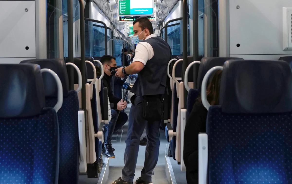 ​Bardziej restrykcyjne limity osób m.in. w kościołach, obiektach sportowych, kinach czy teatrach w związku z pandemią Covid-19 określa rozporządzenie, które ukazało się w poniedziałek wieczorem w Dzienniku Ustaw. Osoby przybywające spoza strefy Schengen będą objęte 14-dniową kwarantanną.