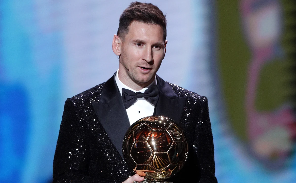 ​"Robert, zasłużyłeś na Złotą Piłkę w ubiegłym roku. Przeszkodziła pandemia, jednak uważam, że powinieneś otrzymać tę nagrodę" - powiedział Leo Messi na gali, na której został obdarowany Złotą Piłką. Drugie miejsce zajął polski napastnik Robert Lewandowski.