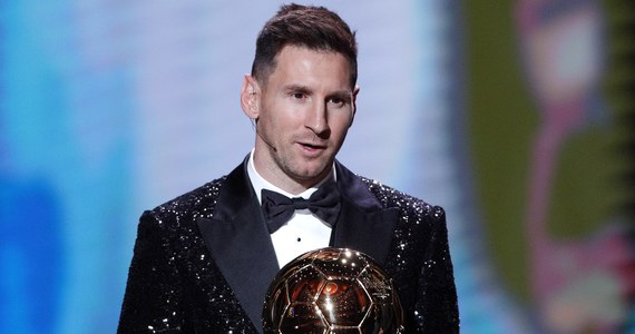 ​"Robert, zasłużyłeś na Złotą Piłkę w ubiegłym roku. Przeszkodziła pandemia, jednak uważam, że powinieneś otrzymać tę nagrodę" - powiedział Leo Messi na gali, na której został obdarowany Złotą Piłką. Drugie miejsce zajął polski napastnik Robert Lewandowski.