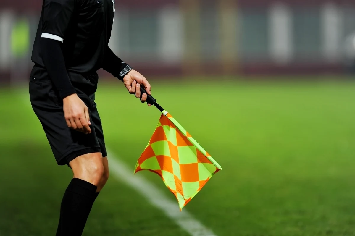 Międzynarodowa Federacja Piłkarska podczas rozpoczynającego się we wtorek w Katarze turnieju Arab Cup przetestuje technologię spalonego. Niewykluczone, że ta nowinka będzie wykorzystana w przyszłorocznych mistrzostwach świata w Katarze.