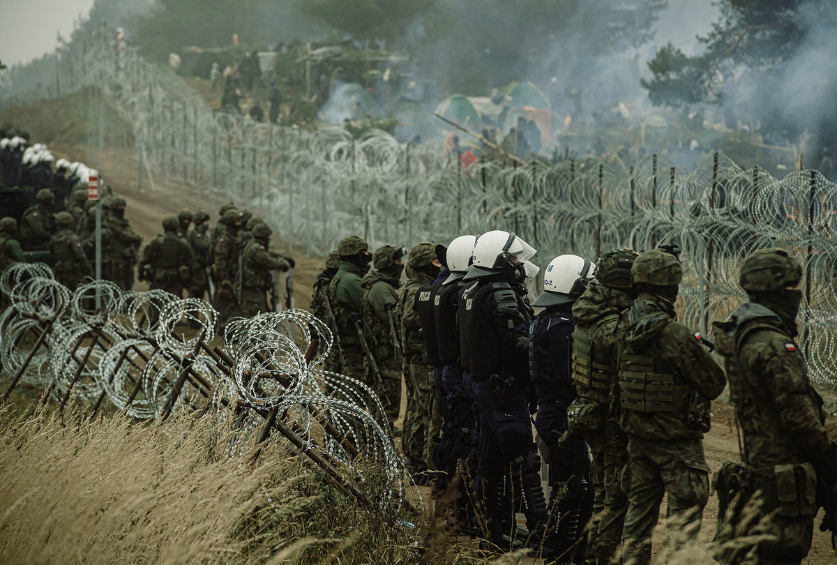 "Ze strony migrantów w ostatnich dniach notujemy mniej prób ataków z Białorusi na naszą granicę. Nadal próby przedarcia się do Polski mają silne wsparcie białoruskich służb" - powiedział rzecznik prasowy ministra koordynatora służb specjalnych Stanisław Żaryn.