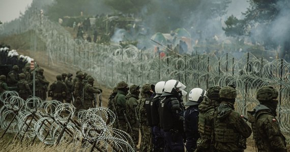 "Ze strony migrantów w ostatnich dniach notujemy mniej prób ataków z Białorusi na naszą granicę. Nadal próby przedarcia się do Polski mają silne wsparcie białoruskich służb" - powiedział rzecznik prasowy ministra koordynatora służb specjalnych Stanisław Żaryn.