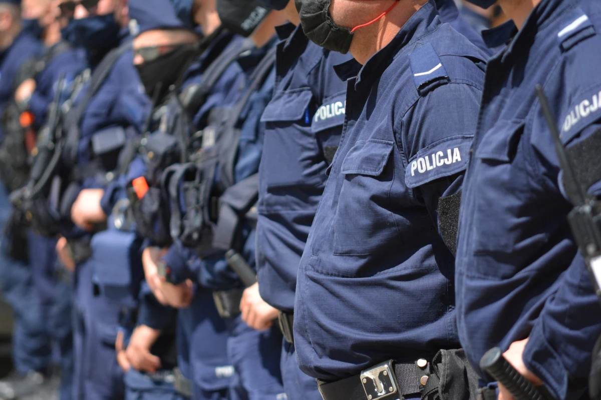 Od 3 do nawet 9 tysięcy złotych wynoszą specjalne dodatki motywacyjne, które zostaną wypłacone za tydzień policjantom służącym w garnizonie warszawskim - dowiedział się nieoficjalnie reporter RMF FM. Chodzi o pieniądze z puli ponad pół miliarda złotych ze znowelizowanej ustawy budżetowej. 