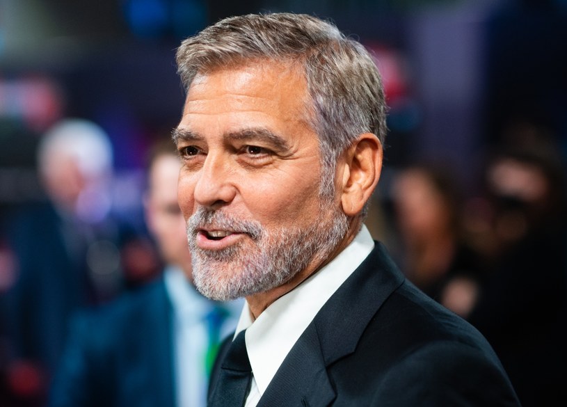 W lipcu 2018 roku George Clooney miał wypadek na Sardynii. Kierując skuterem, zderzył się z samochodem osobowym, który wyjechał zza zakrętu. Siła uderzenia była tak duża, że aktor przeleciał przez kierownicę i rozbił przednią szybę auta. Na szczęście miał kask. Gwiazdor, wspominając to zdarzenia w swoim ostatnim wywiadzie, przyznał, że czuje niesmak wywołany zachowaniem ludzi, którzy pojawili się na miejscu wypadku - zamiast mu pomóc, woleli robić zdjęcia i kręcić filmiki.