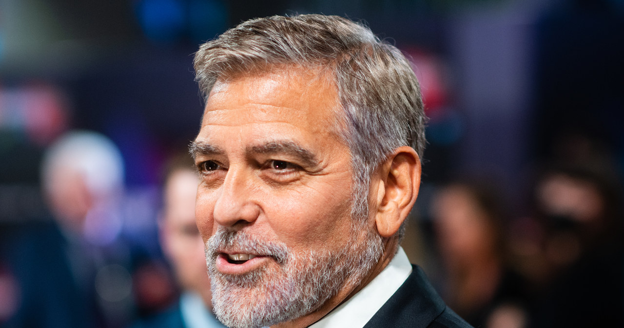 W lipcu 2018 roku George Clooney miał wypadek na Sardynii. Kierując skuterem, zderzył się z samochodem osobowym, który wyjechał zza zakrętu. Siła uderzenia była tak duża, że aktor przeleciał przez kierownicę i rozbił przednią szybę auta. Na szczęście miał kask. Gwiazdor, wspominając to zdarzenia w swoim ostatnim wywiadzie, przyznał, że czuje niesmak wywołany zachowaniem ludzi, którzy pojawili się na miejscu wypadku - zamiast mu pomóc, woleli robić zdjęcia i kręcić filmiki.