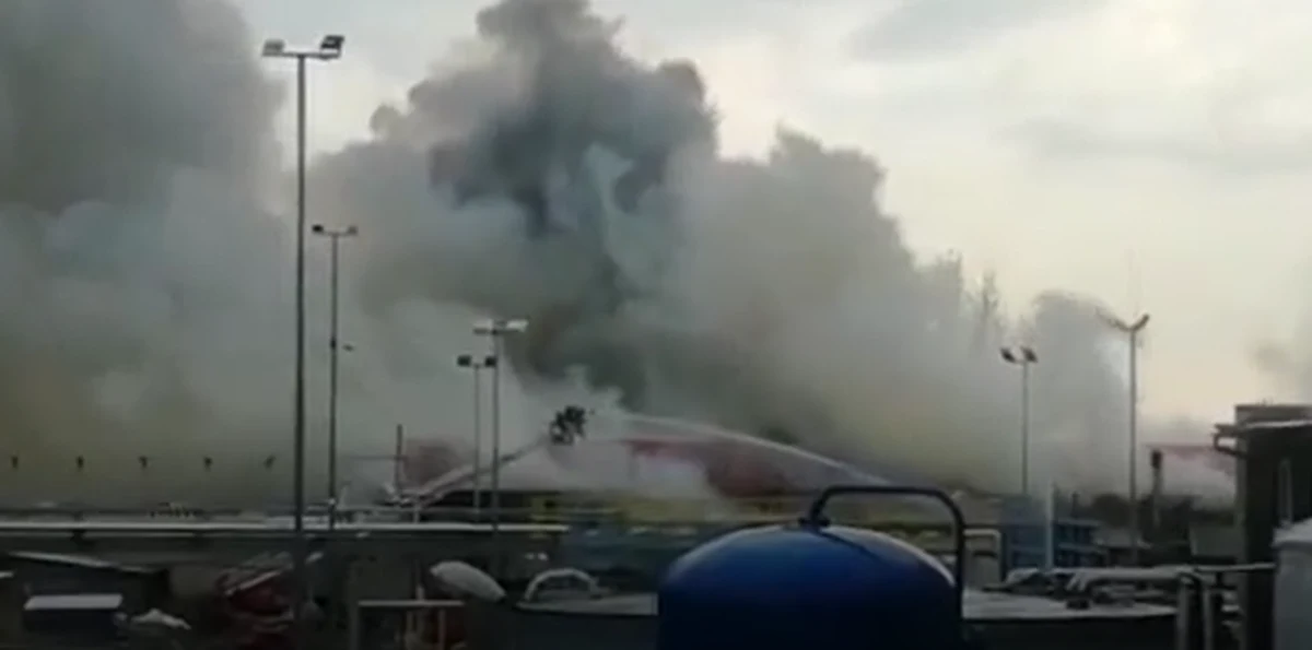 Około 30 wozów strażackich bierze udział w akcji gaszenia pożaru w Chorzowie. Ogień pojawił się na terenie zakładów chemicznych. Nikt nie został poszkodowany. Filmy z miejsca zdarzenia dostaliśmy na Gorącą Linię RMF FM.