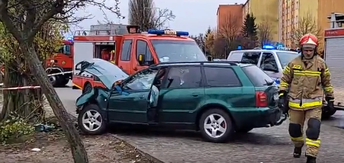 Trzy osoby zostały ranne w wypadku w Starogardzie Gdańskim. Wśród poszkodowanych jest dwoje dzieci. Według informacji przekazanych przez strażaków, samochód wjechał w pasażerów czekających na przystanku autobusowym. 