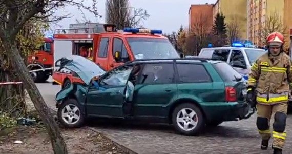 Trzy osoby zostały ranne w wypadku w Starogardzie Gdańskim. Wśród poszkodowanych jest dwoje dzieci. Według informacji przekazanych przez strażaków, samochód wjechał w pasażerów czekających na przystanku autobusowym. 