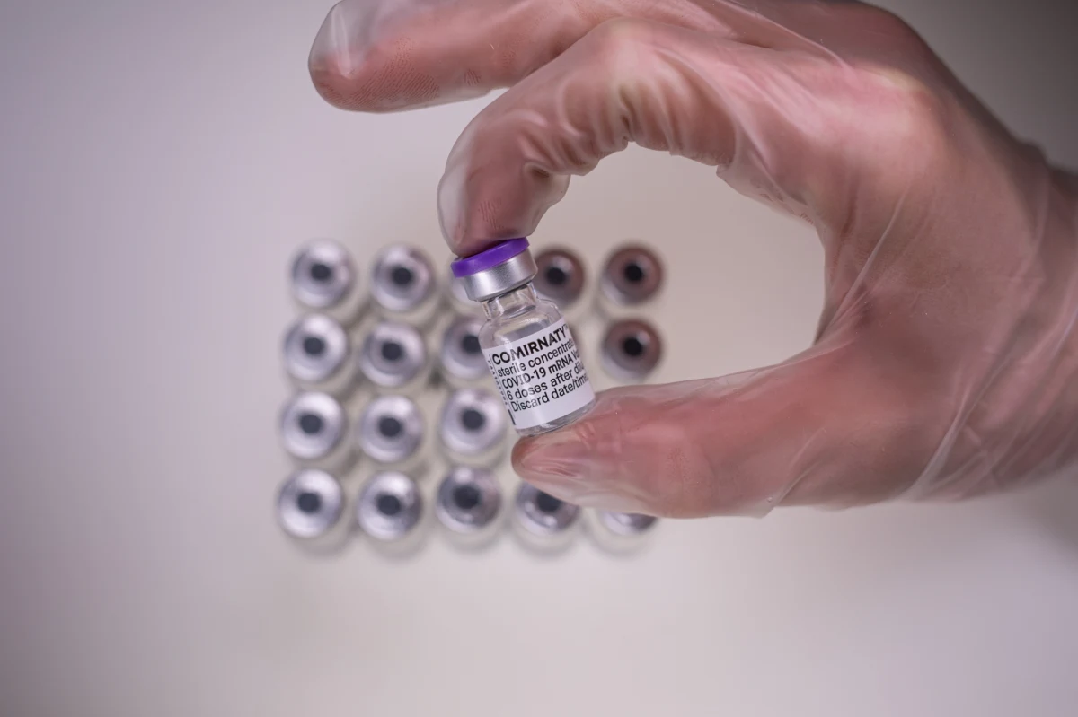 Komisja Europejska zatwierdziła szczepionkę Comirnaty firm Pfizer/BioNTech przeciw Covid-19 dla dzieci w wieku od 5 do 11 lat - poinformował rzecznik Komisji Europejskiej Stefan De Keersmaecker.