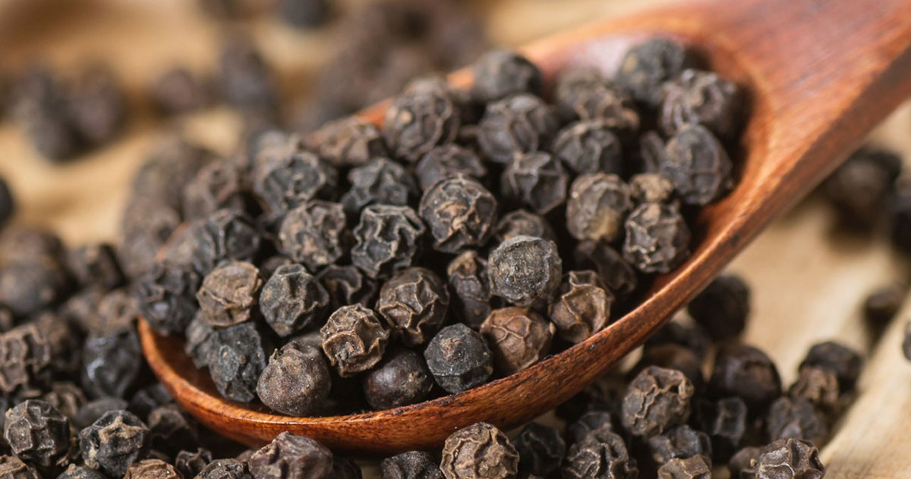 Na co jest dobry czarny pieprz? Z askakującą adekwatność króla przypraw