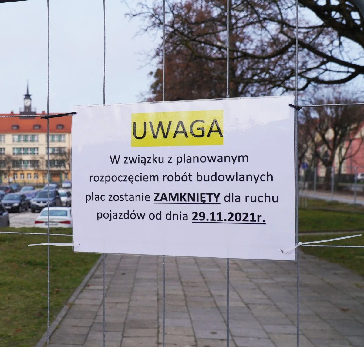 Rozpoczęła się modernizacja Placu im. marszałka Józefa Piłsudskiego w Giżycku. Miejsce to zostało właśnie zamknięte dla ruchu pojazdów. Kierowcy nie muszą się jednak martwić. Po remoncie wciąż będzie tam parking.