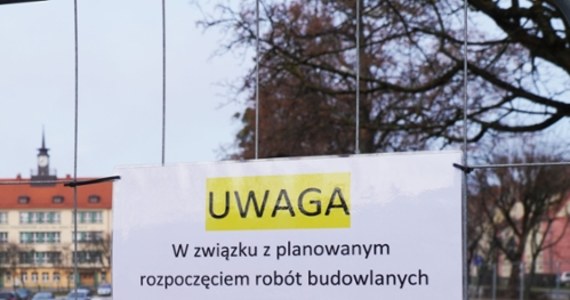 Rozpoczęła się modernizacja Placu im. marszałka Józefa Piłsudskiego w Giżycku. Miejsce to zostało właśnie zamknięte dla ruchu pojazdów. Kierowcy nie muszą się jednak martwić. Po remoncie wciąż będzie tam parking.