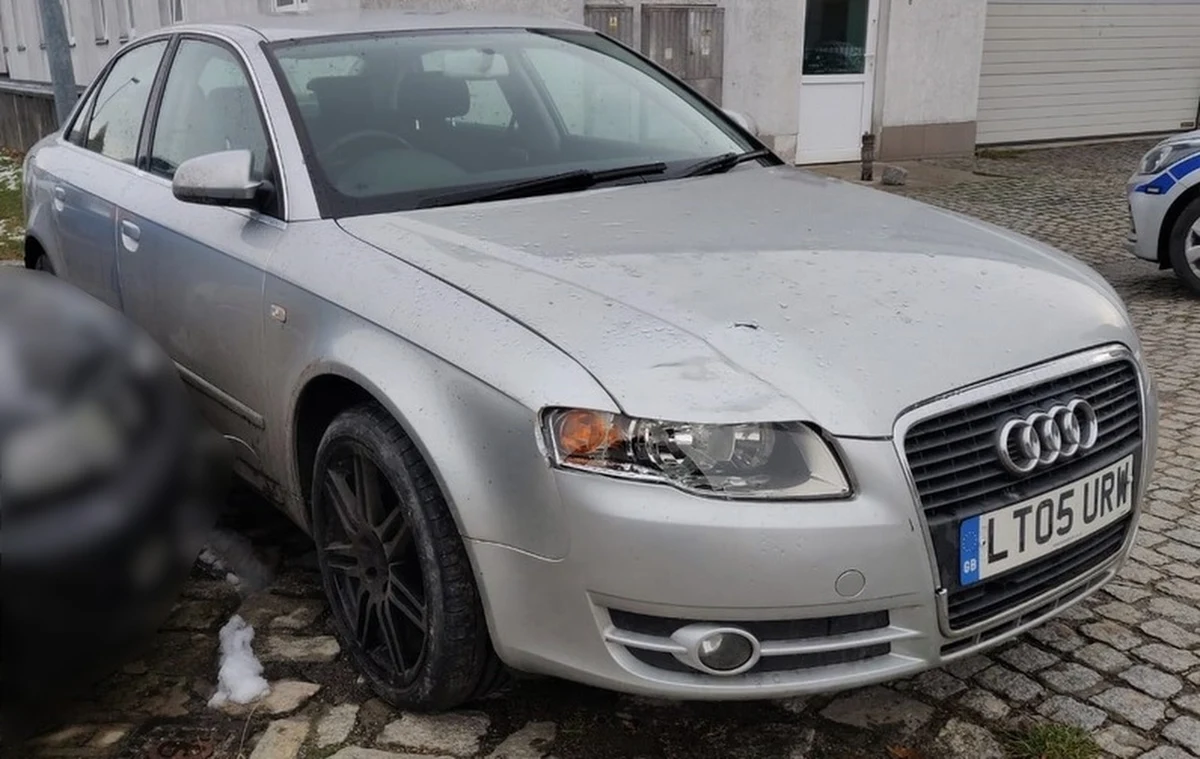 Wrocławscy policjanci szukają sprawcy wczorajszego wieczornego potrącenia 21-latki na pasch na ulicy Królewieckiej. Proszą o pomoc świadków. Potrącona kobieta trafiła do szpitala, a kierowca uciekł i porzucił samochód. To srebrny sedan z angielskimi numerami rejestracyjnymi. 