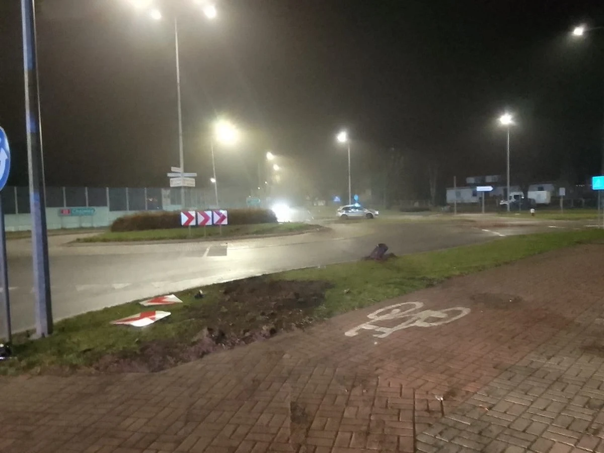 Kierowca przejechał przez środek ronda w Człuchowie (woj. pomorskie), niszcząc przy tym całą infrastrukturę drogową. Mężczyzna miał 1,5 promila alkoholu we krwi.  