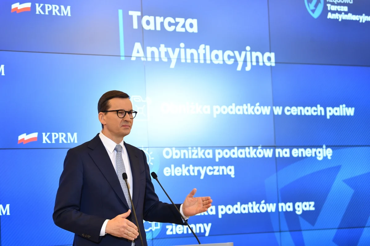 Dzisiaj przystąpiliśmy do realizacji założeń dotyczących tarczy antyinflacyjnej. Ma ona chronić polskie rodziny i polskie budżety domowe przed wzrostem cen – przekonywał premier Mateusz Morawiecki. Wśród przygotowanych rozwiązań wymienił m.in. obniżkę podatków na gaz ziemny, energię elektryczną oraz paliwa. Premier zapowiedział też poszerzenie liczby osób, które skorzystają z dodatku mającego złagodzić koszty na przykład drożejącej żywności.