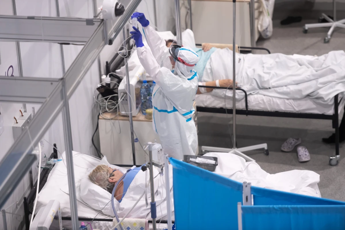 "Albo teraz, albo wcale. Potem to będzie musztarda po obiedzie. I to na stypie. W tej chwili nie mamy łóżek. Jeśli mamy cokolwiek robić, to musimy to robić dziś" – mówi RMF FM dr Marek Prusakowski, szef izby przyjęć Pomorskiego Centrum Chorób Zakaźnych i Gruźlicy. Jego zdaniem w Trójmieście, jak najszybciej powinien zostać uruchomiony szpital tymczasowy. Na razie decyzji ministra zdrowia w tej sprawie nie ma.