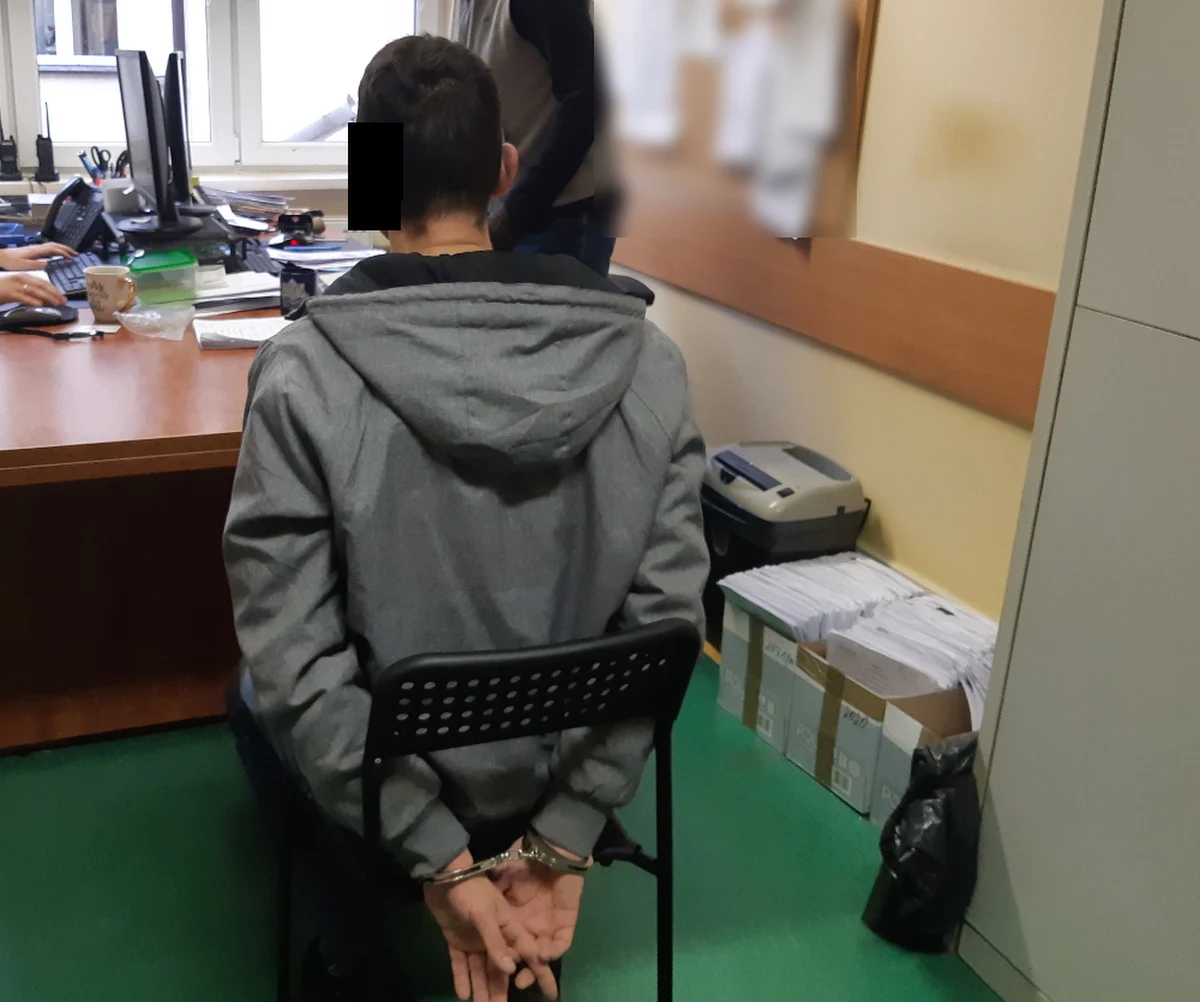 Policjanci z warszawskiej Woli zatrzymali mężczyznę, który groził ekspedientce młotkiem i ukradł alkohol. Został tymczasowo aresztowany, teraz grożą mu co najmniej 3 lata pozbawienia wolności.