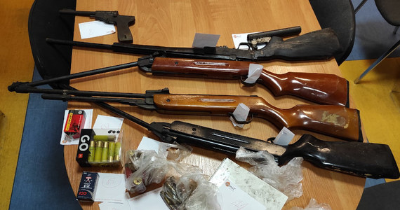 Policjanci z Grodziska Mazowieckiego zatrzymali 3 osoby podejrzane o nielegalne przetrzymywanie 10 jednostek różnego rodzaju broni i 179 nabojów. Grozi im kara do 8 lat pozbawienia wolności.