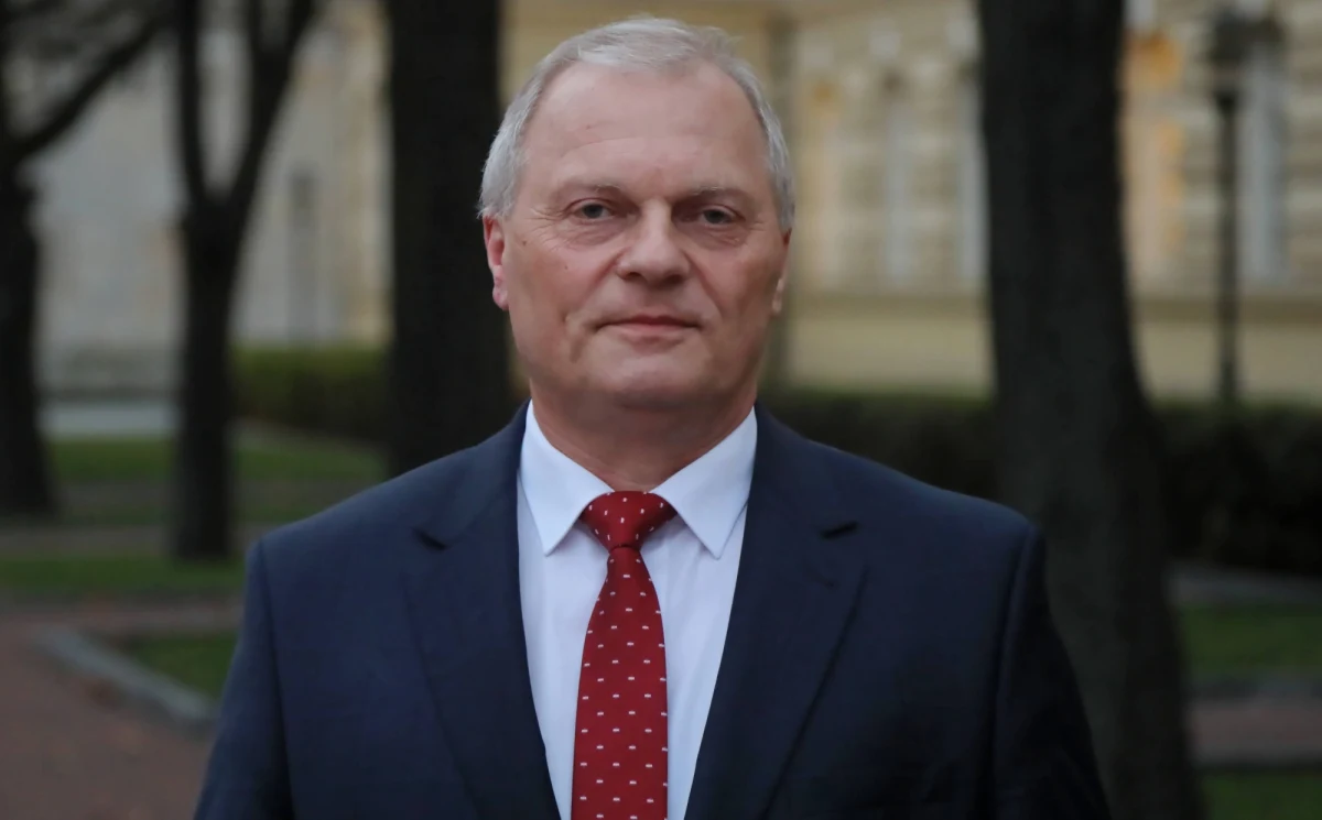 ​Lech Kołakowski został powołany na stanowisko wiceministra rolnictwa - poinformowało biuro prasowe Ministerstwa Rolnictwa i Rozwoju Wsi. Kołakowski pod koniec zeszłego roku odszedł z klubu PiS w rezultacie swojego sprzeciwu wobec “piątki dla zwierząt". W lipcu jednak wrócił i dodatkowo otrzymał posadę w Banku Gospodarstwa Krajowego.