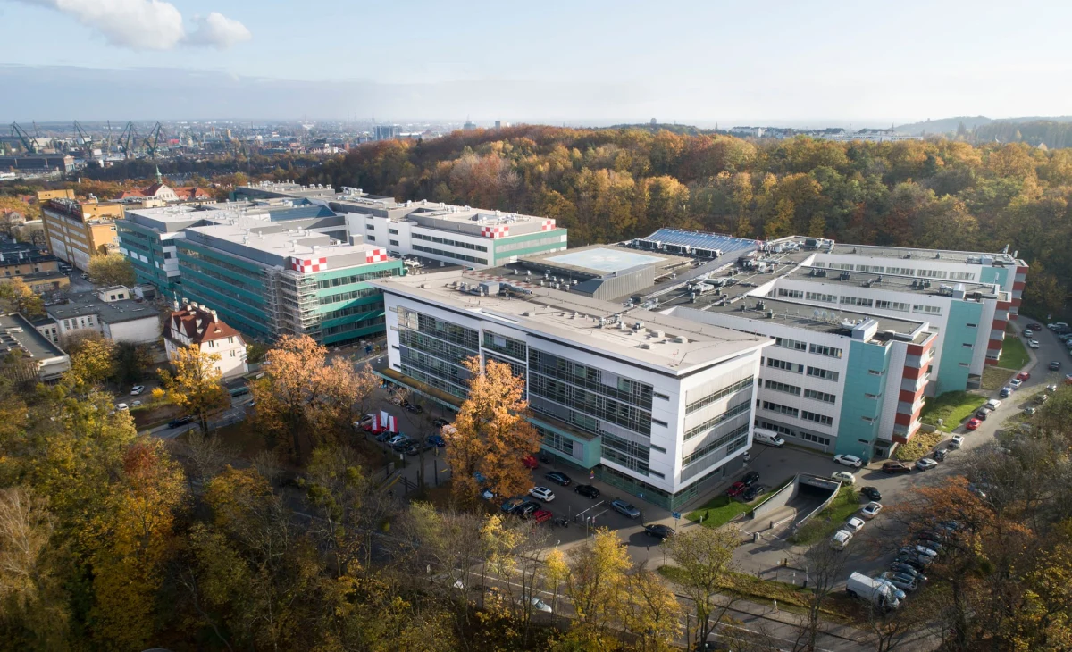 Uniwersyteckie Centrum Kliniczne w Gdańsku zmienia decyzję w sprawie Klinicznego Oddziału Ratunkowego. Najbardziej wyspecjalizowany tego typu oddział na Pomorzu miał od północy zawiesić przyjęcia. Decyzja została podjęta w związku koniecznością utworzenia miejsc dla pacjentów chorych na Covid-19. Jednak po medialnych informacjach w tej sprawie, wycofano się z tej decyzji.