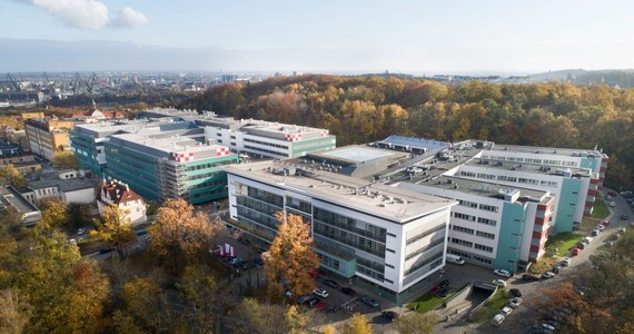 Uniwersyteckie Centrum Kliniczne w Gdańsku zmienia decyzję w sprawie Klinicznego Oddziału Ratunkowego. Najbardziej wyspecjalizowany tego typu oddział na Pomorzu miał od północy zawiesić przyjęcia. Decyzja została podjęta w związku koniecznością utworzenia miejsc dla pacjentów chorych na Covid-19. Jednak po medialnych informacjach w tej sprawie, wycofano się z tej decyzji.