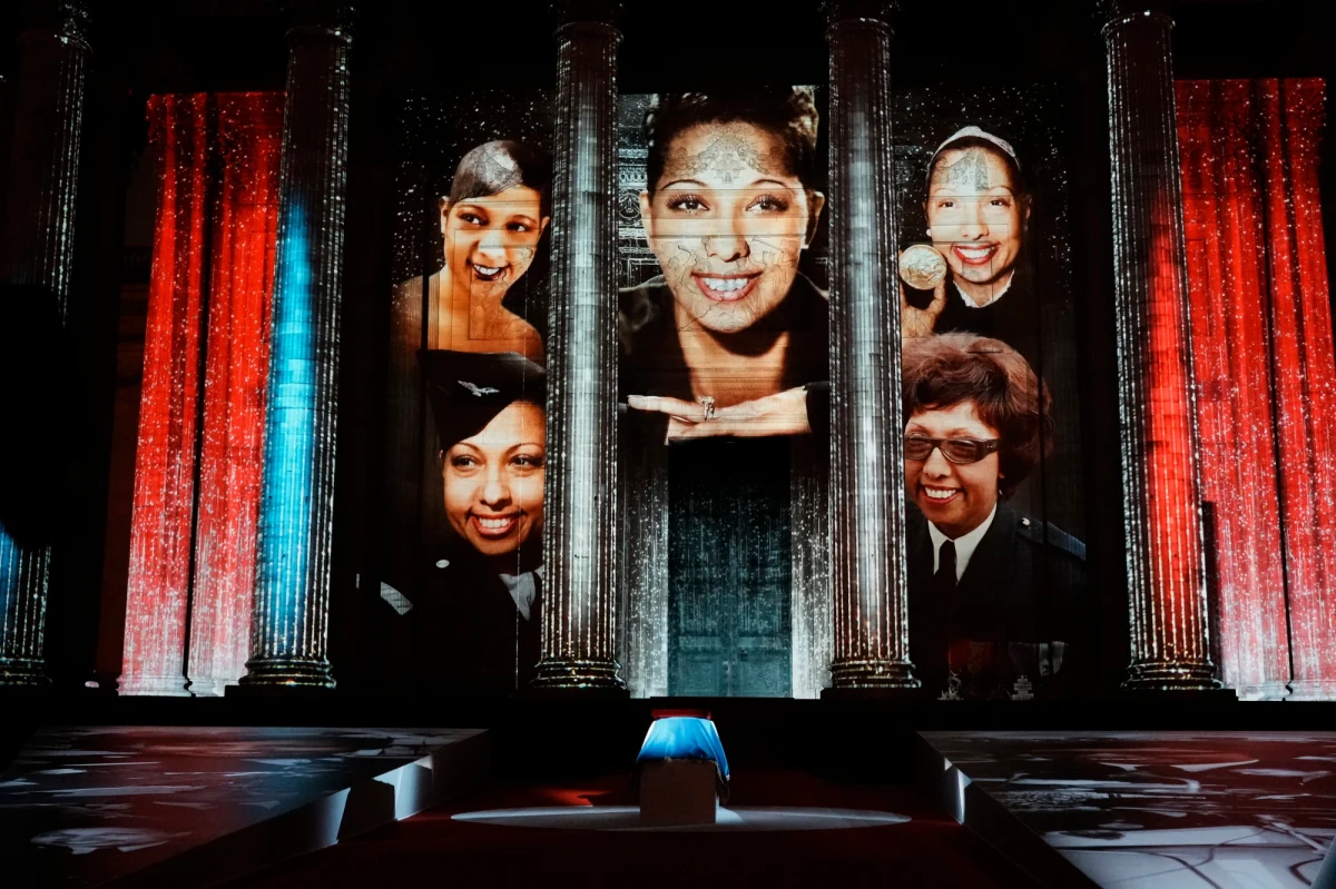 Symboliczna trumna Josephine Baker została złożona w paryskim Panteonie. Tym samym Baker została pierwszą czarnoskórą kobietą i pierwszą artystką sceniczną, a zarazem agentką francuskiego kontrwywiadu, która spoczęła obok najbardziej zasłużonych dla Francji.