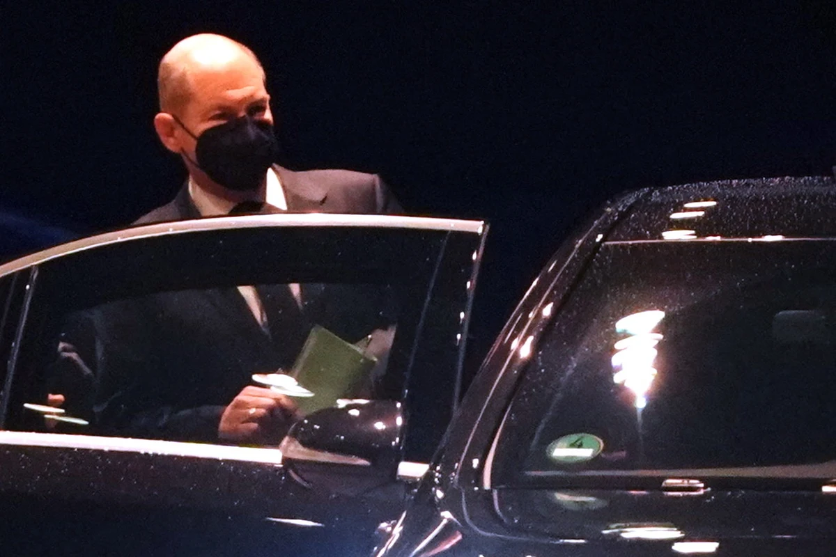 Kanclerz Niemiec Angela Merkel, przyszły kanclerz Olaf Scholz oraz szefowie rządów landowych spotkali się na wideokonferencji, by przedyskutować dalsze postępowanie w związku z pandemią Covid-19. Wiążące ustalenia nie zapadły, ale wskazano na konieczność przygotowania decyzji o obowiązku szczepień.